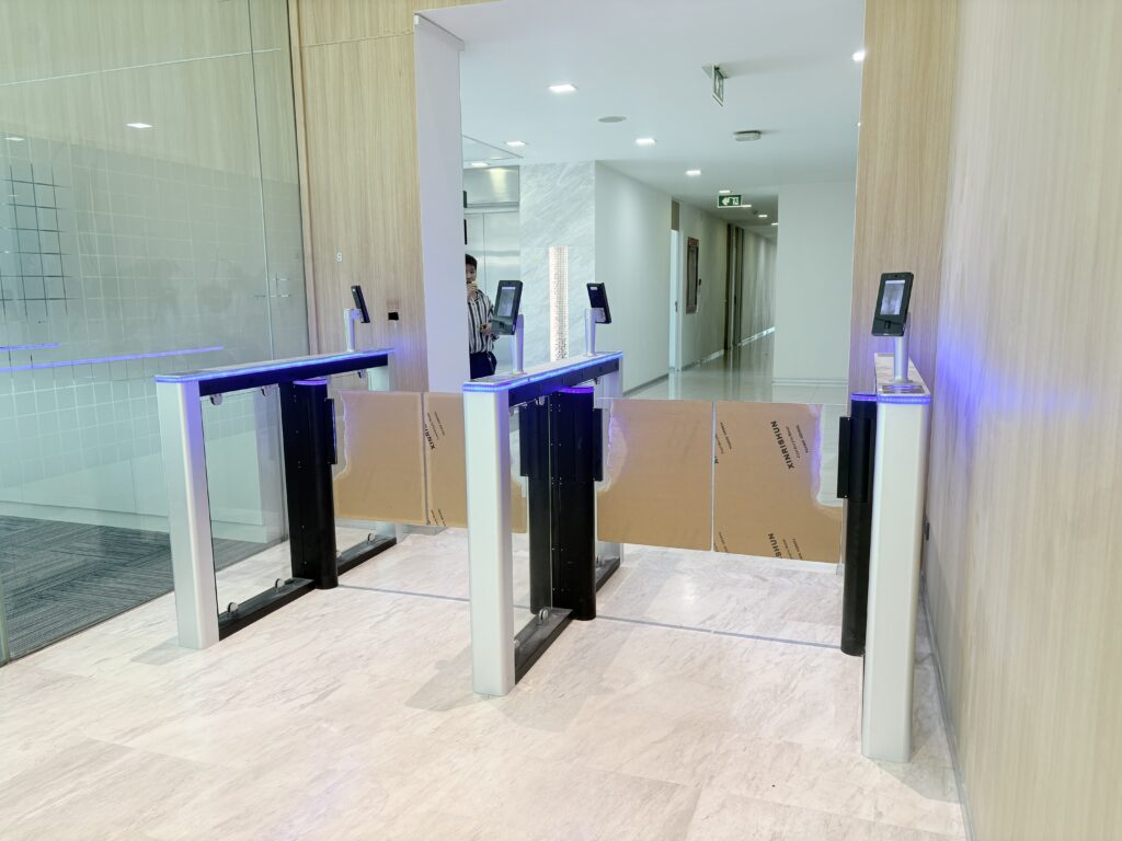 การติดตั้ง Smart Security Gate ประตูกั้นคน ของ บริษัท ดีทราน เทคโนโลยี ให้ เชียวีว่า