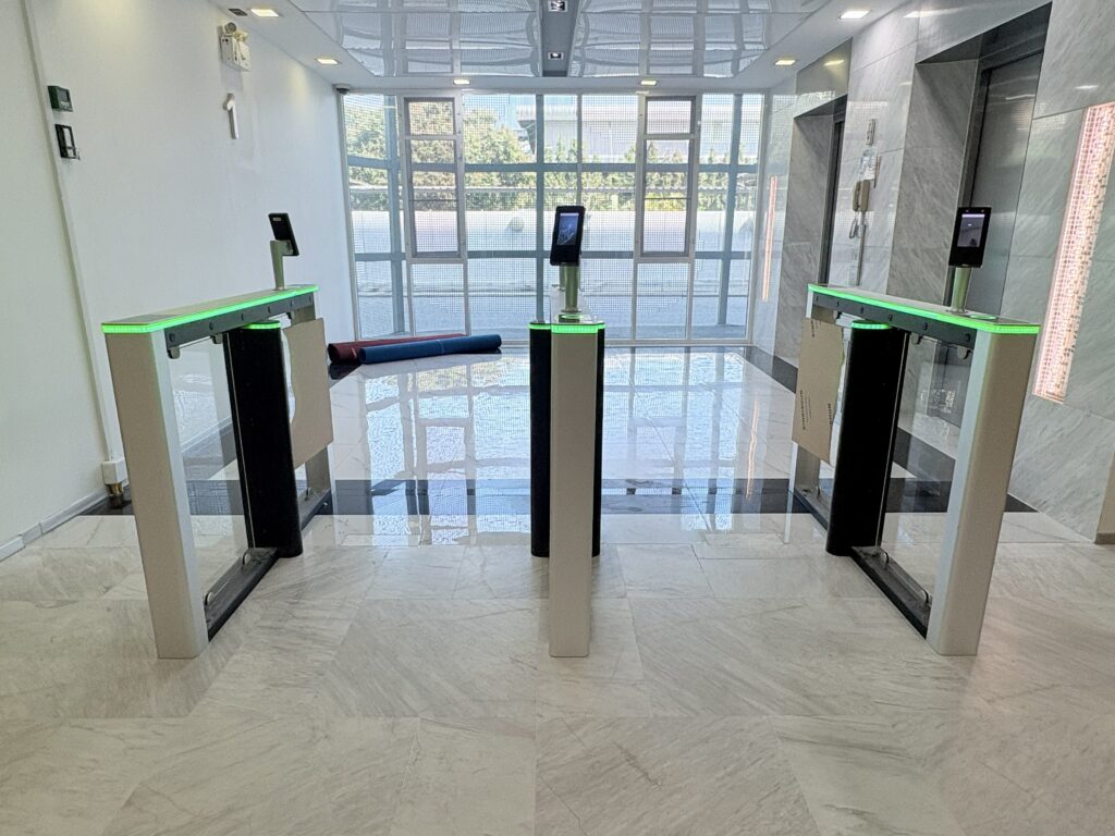 การติดตั้ง Smart Security Gate ประตูกั้นทางเข้าออก ของ DTran Technology ให้ เชียวีว่า
