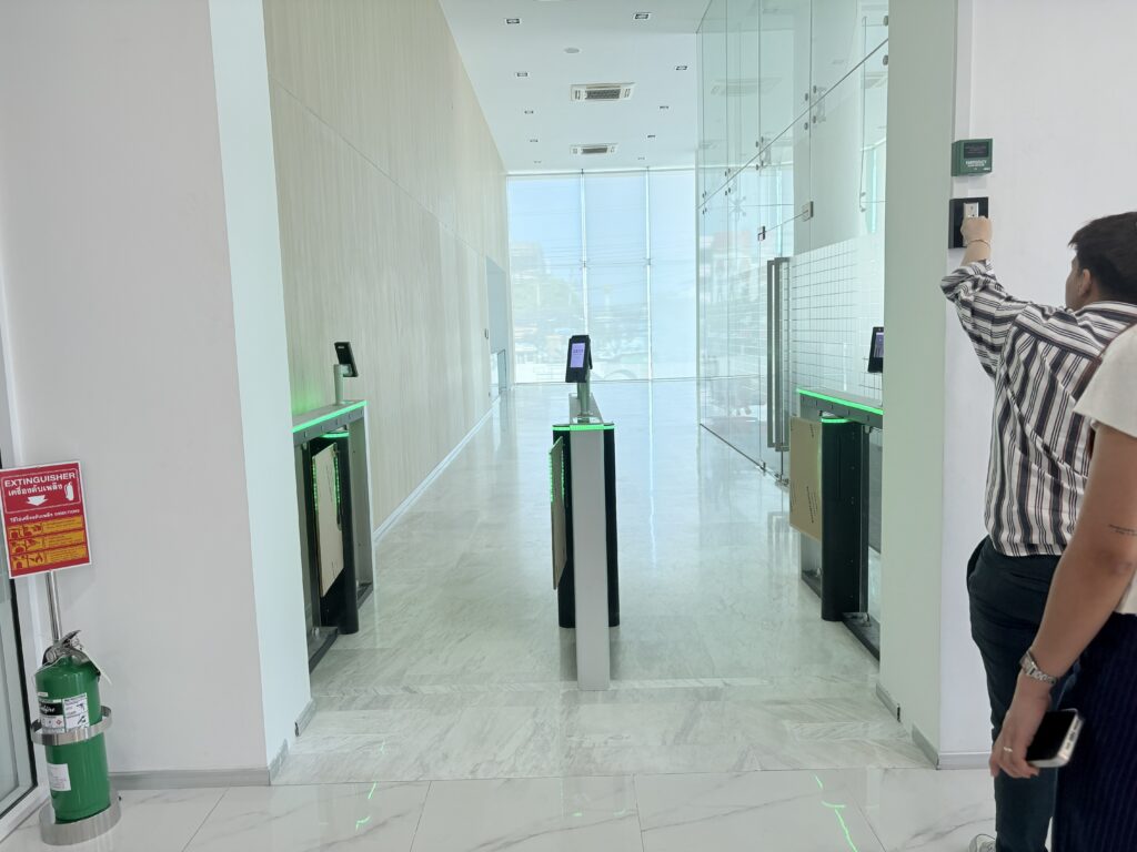 การติดตั้ง Smart Security Gate ประตูกั้นทางเดิน ของ ดีทราน เทคโนโลยี ให้ เชียวีว่า