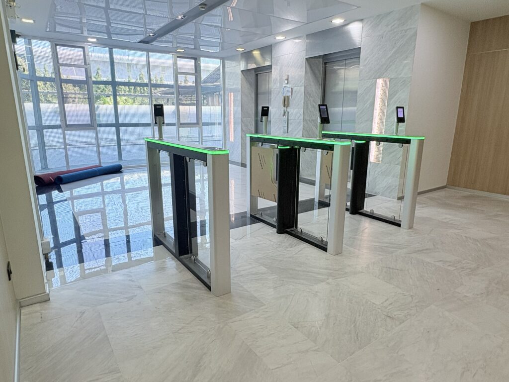 ติดตั้ง Smart Security Gate ประตูกั้นทางเดินเข้าออก ของ ดีทราน เทคโนโลยี ให้ เชียวีว่า