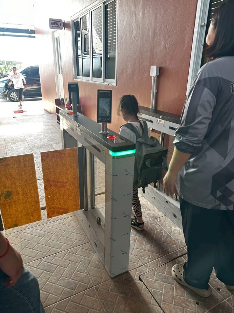 ประตูกั้นทางเข้าออก พร้อมเครื่องสแกนใบหน้า Ai Gate Turnstile DTran Technology โรงเรียนนานาชาติบัยตี