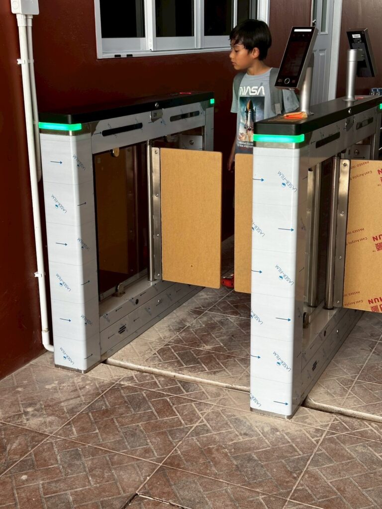 ประตูกั้นทางเข้าออก พร้อมเครื่องสแกนใบหน้า โรงเรียนนานาชาติบัยตี Ai Gate Turnstile DTran Technology