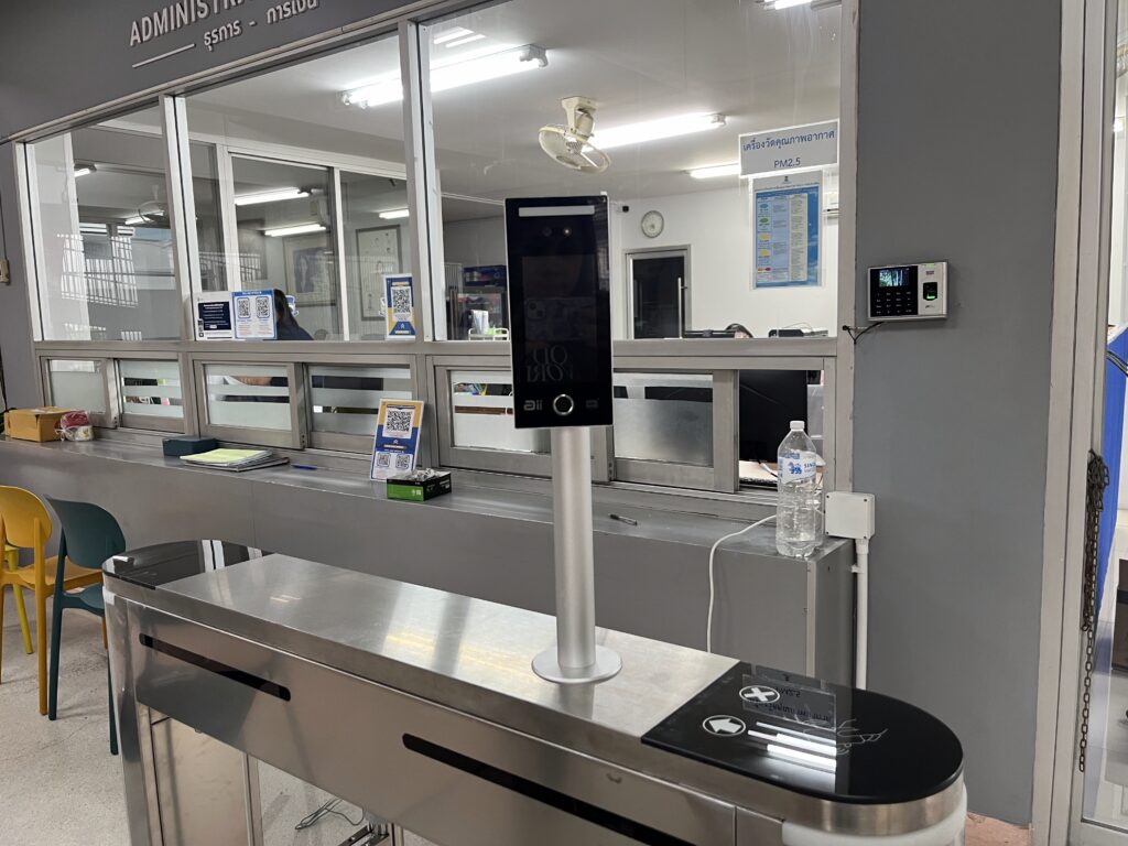 การติดตั้ง Ai Face AI-005 เครื่องสแกนใบหน้าเข้างาน โรงเรียนบีคอนเฮาส์ แย้มสอาดลาดพร้าว