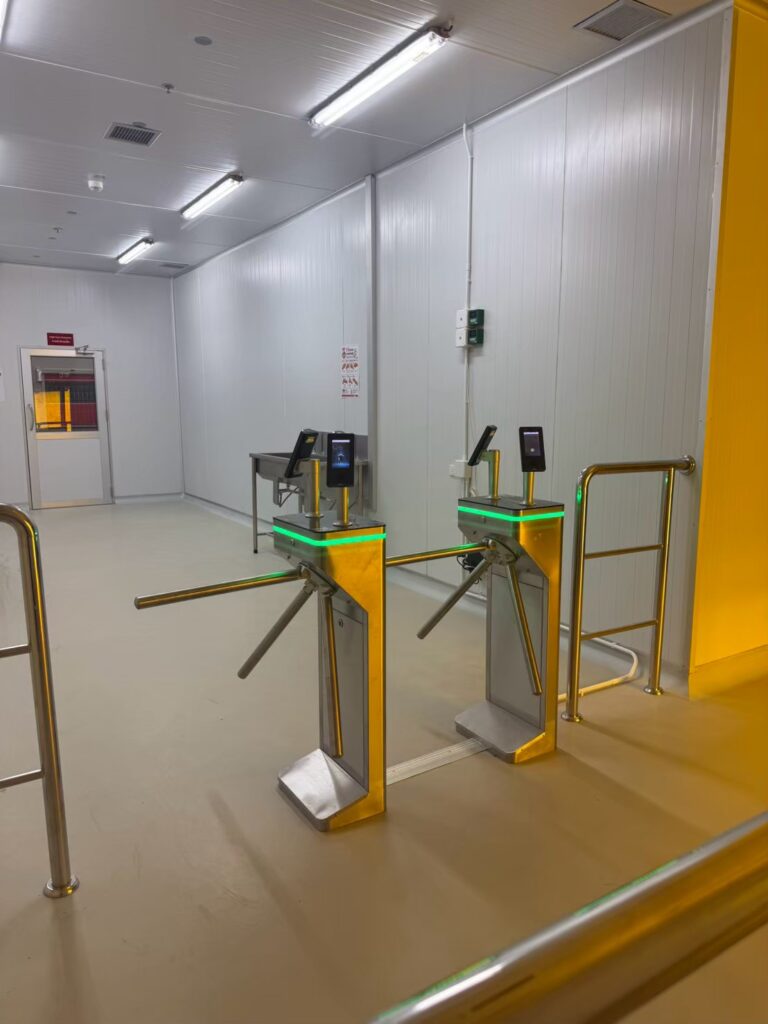 ภาพการติดตั้ง Ai Gate TPN50 ประตูกั้นทางเดิน เครื่องกั้นสามขา Tripod Turnstile