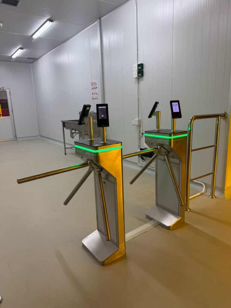 ภาพการติดตั้ง ประตูกั้นคนอัตโนมัติ เครื่องกั้นสามขา Ai Gate TPN50 Tripod Turnstile