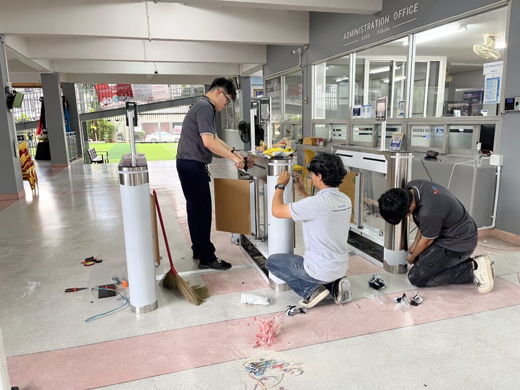 ภาพการติดตั้ง ประตูกั้นทางเข้าออกบานสวิง Ai Gate SW212 Swing Gate Access Control